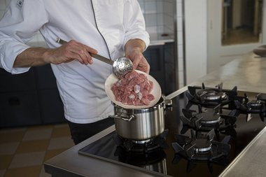 Faites revenir les dés de veau dans le beurre.