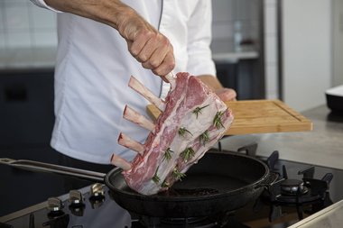 Posez le carré de veau dans le faitout.