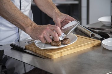 Placer le veau sur une assiette sous du papier alu.