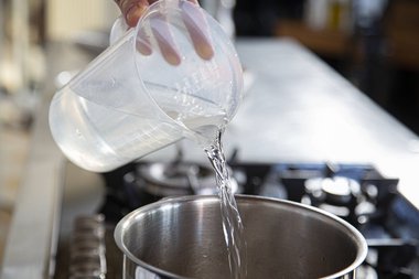 Ajoutez de l'eau afin de couvrir largement la viande de veau.