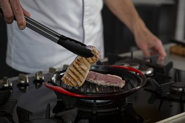 Au bout d'une minute et demie supplémentaire, retournez l'entrecôte de veau.