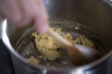 Préparez un roux avec le bouillon refroidi. 