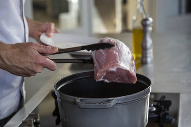 Retirez la viande du faitout.