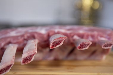 Sortez la viande de veau du réfrigérateur. 