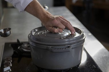 Réglez la température sur feu doux et posez le couvercle sur le faitout.