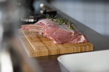 Carré de veau des herbes fraîches et de l'ail. 