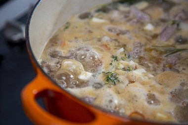 Remuez la viande de veau et les légumes 3 à 4 fois en cours de cuisson.