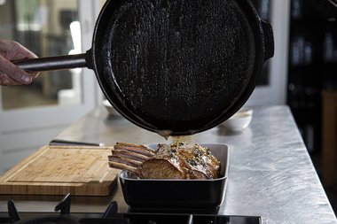 Versez le jus de cuisson sur le carré de veau.