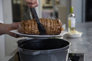 Sortez le rôti du faitout.