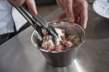 Trempez la viande dans la pâte à tempura.