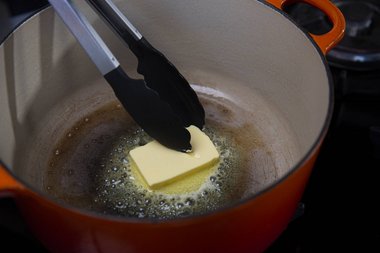 Étaler le beurre et attendez qu'il ne crépite plus.