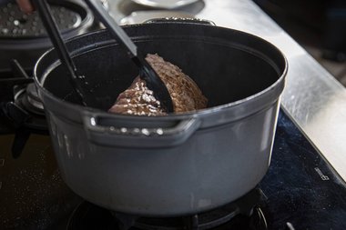 Faites dorer le rôti de veau de tous côtés 5 minutes environ.