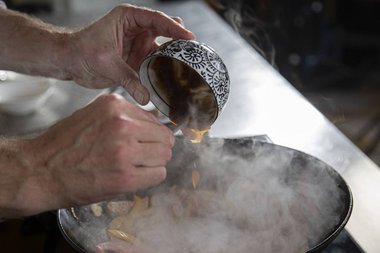 Ajoutez de la sauce et assaisonnez selon votre goût avec des épices et/ou des herbes aromatiques.