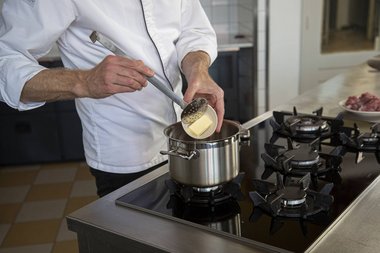 Mettez le beurre dans la casserole.