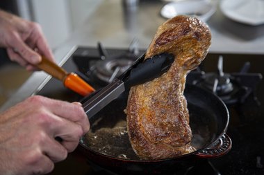 Faites dorer le paleron de veau de tous les côtés.