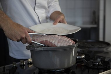 Placez le rôti de veau dans le faitout.