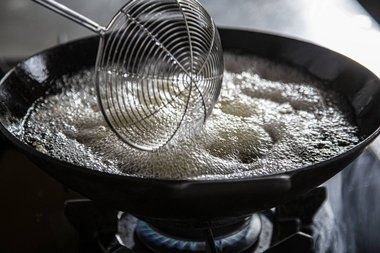 Faites-les frire 2 minutes et demie environ tout en les remuant régulièrement.