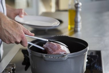 Mettez le faux-filet de veau dans le faitout.