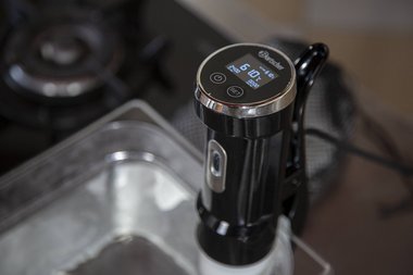 Amenez l'eau à une température de 61°C  à l'aide du thermoplongeur basse température.