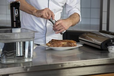 Assaisonnez le veau avec des herbes.
