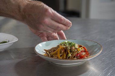 Garnir les lanières de veau sautées.