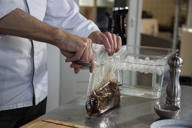 Ouvrez le sachet avec des ciseaux.