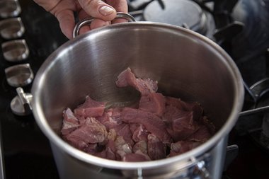 Faites revenir les dés de veau.