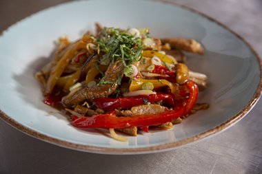 Savourez les lanières de veau sautées.