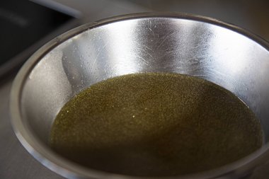 Laissez refroidir le bouillon recueilli.
