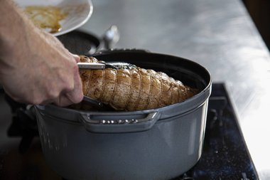 Remettez le rôti de veau dans le faitout.