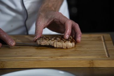 Couper le veau en morceaux.