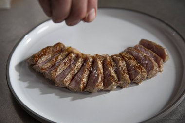 Assaisonner le veau au goût.