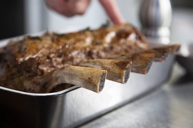 Retirez les herbes et l'ail de la viande de veau.