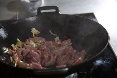 Laissez chauffer l'huile puis ajoutez la viande de veau.