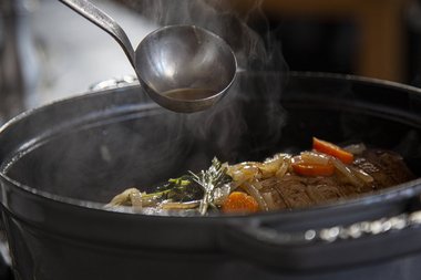 Retournez la viande de veau 3 à 4 fois en cours de cuisson.