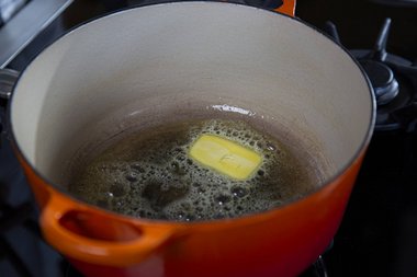 Mettez le beurre dans le faitout.