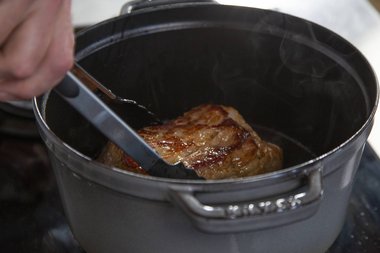 Faites revenir le faux-filet de veau jusqu'à ce qu'il soit bien doré. kalfsvlees rondom bruin