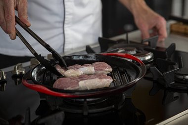 Posez l'entrecôte de veau dedans.