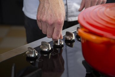 Réglez la température sur feu doux et posez le couvercle sur le faitout.