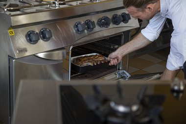 Enfournez le plat et laissez cuire la viande de veau.