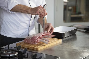 Faites des incisions profondes de 3 cm environ dans la viande.