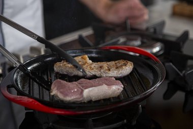Au bout d'une minute et demie, faites pivoter l'entrecôte de veau d'un quart de tour.
