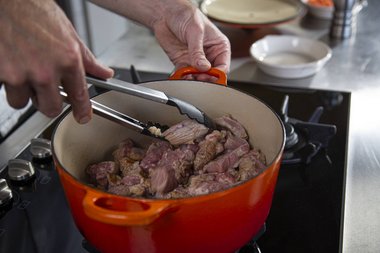 Faites dorer la viande de veau.