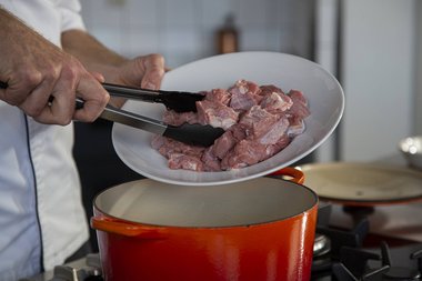 Mettez la viande ragoût de veau dans le faitout.