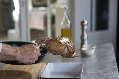 Retirez le carré de veau du faitout.