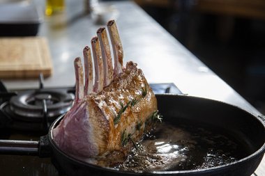 Faites revenir le carré de veau.