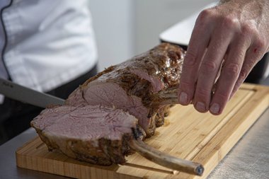 Savourez le carré de veau rôti au four.