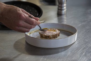 Versez la sauce sur la roulade de veau.