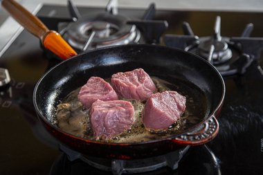Placez le filet de veau dans la poêle.