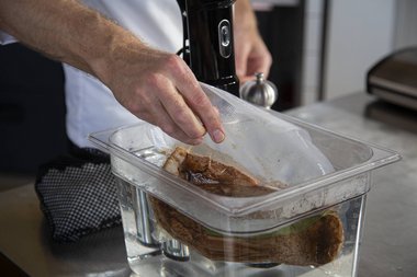 Mettez le sachet scellé contenant la viande dans le bain de cuisson sous vide. 